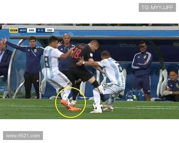 防守回合遭对手击中面部西尔扎提痛苦倒地引关注赛场瞬间体育焦点 防守回合遭对手击中面部西尔扎提痛苦倒地引关注赛场瞬间体育焦点